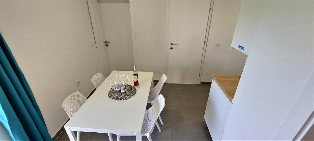 Vip Deluxe Apartment Arian Novalja Buitenkant foto