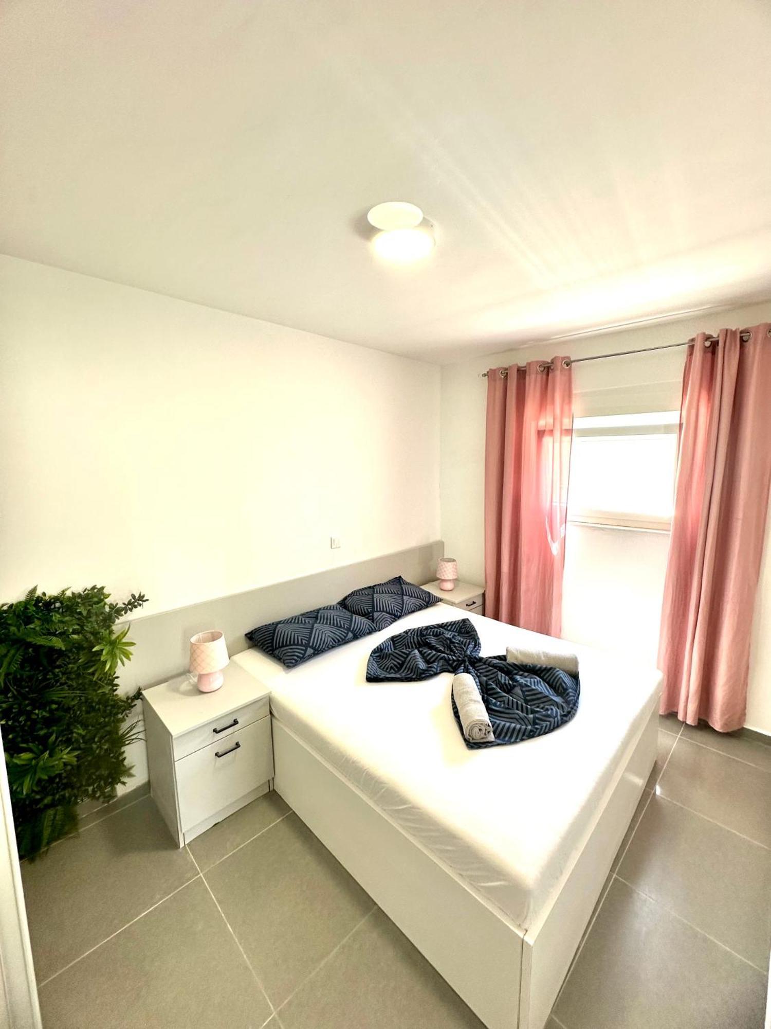 Vip Deluxe Apartment Arian Novalja Buitenkant foto
