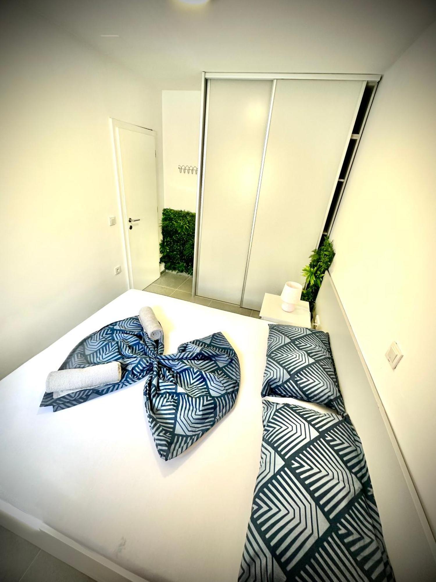 Vip Deluxe Apartment Arian Novalja Buitenkant foto