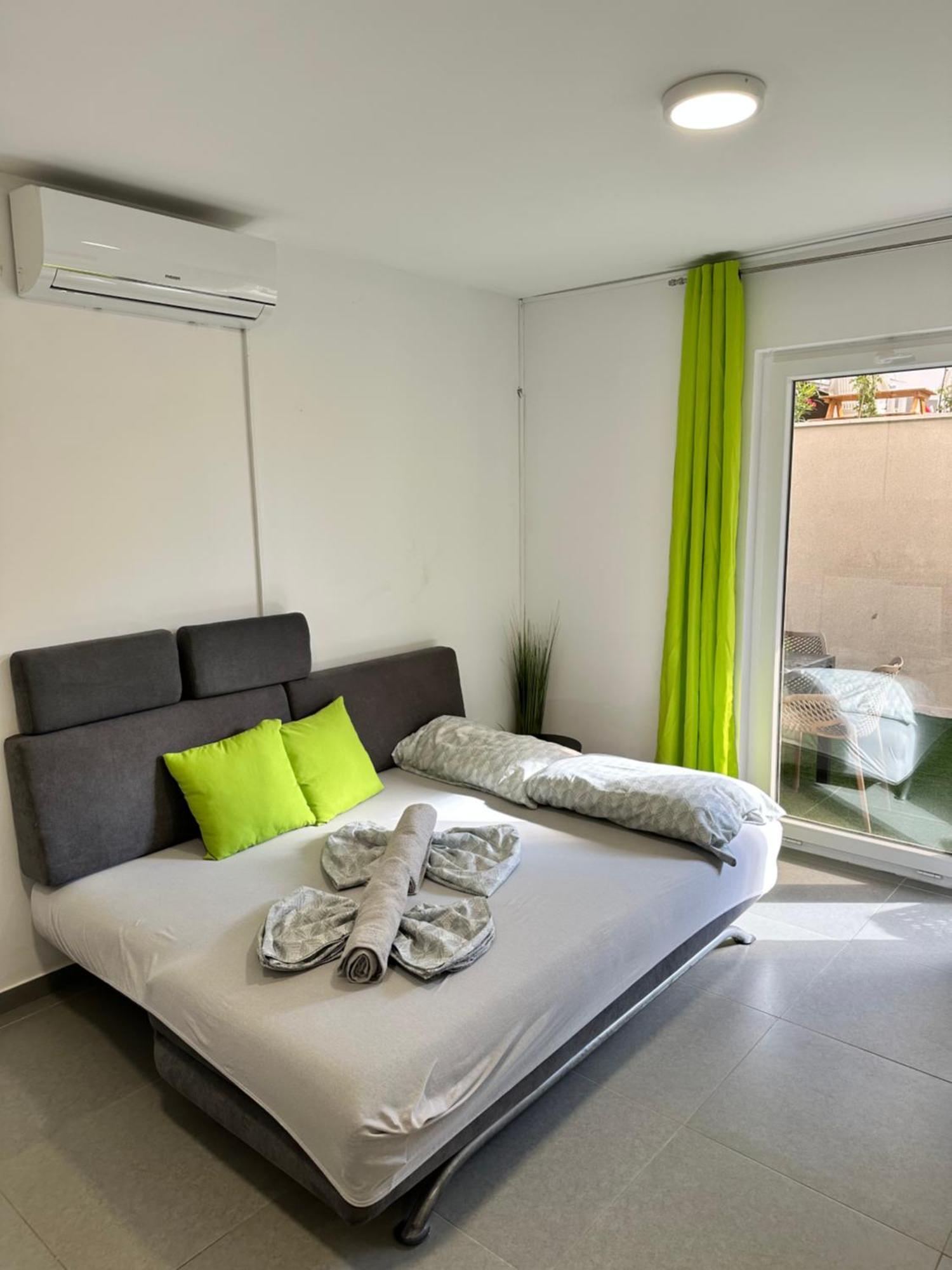 Vip Deluxe Apartment Arian Novalja Buitenkant foto